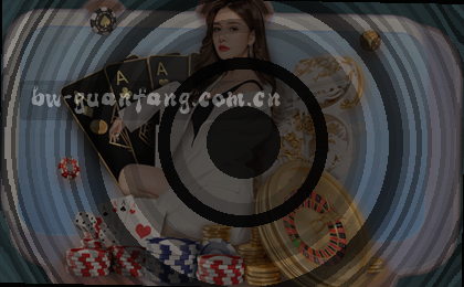 清晨阳光斜照进古旧图书馆